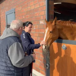 Klient mit Mitarbeiter am Reiterhof