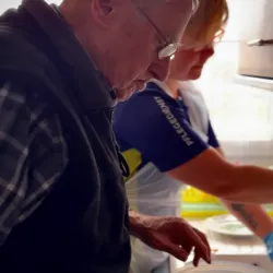 Klient beim Hering einlegen