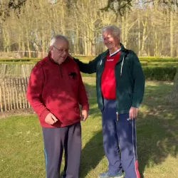 Klienten zusammen im Gemeinschaftsgarten