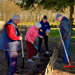 Klienten im Gemeinschaftsgarten