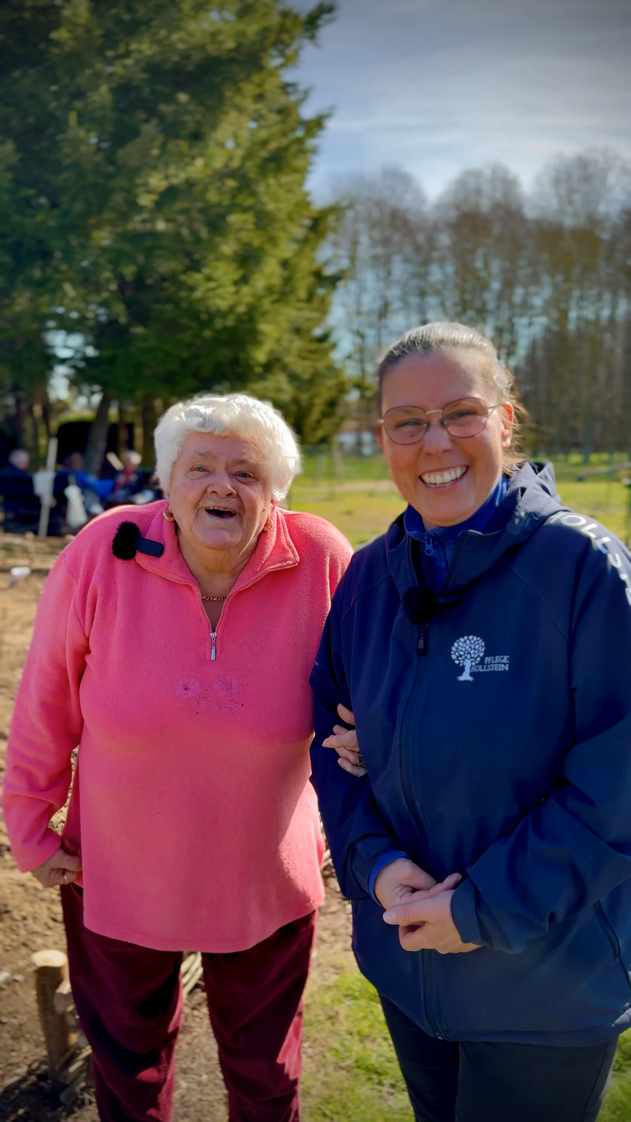 Klient mit Mitarbeiter im Gemeinschaftgarten