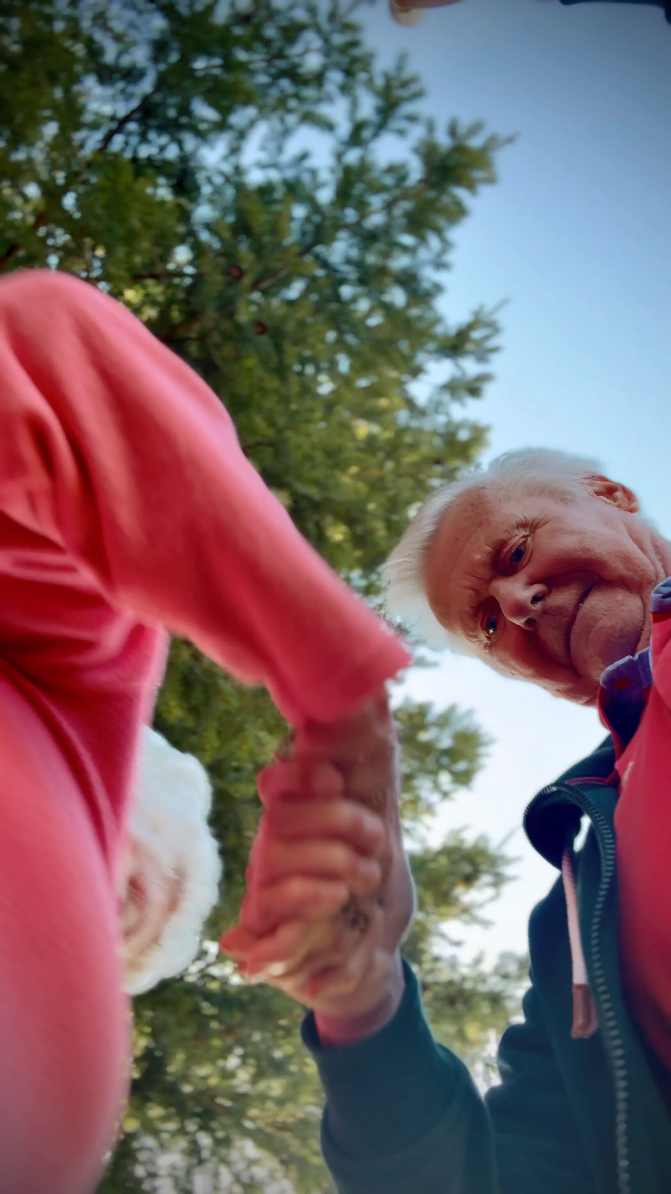 Klienten reichen sich die Hand als Stütze
